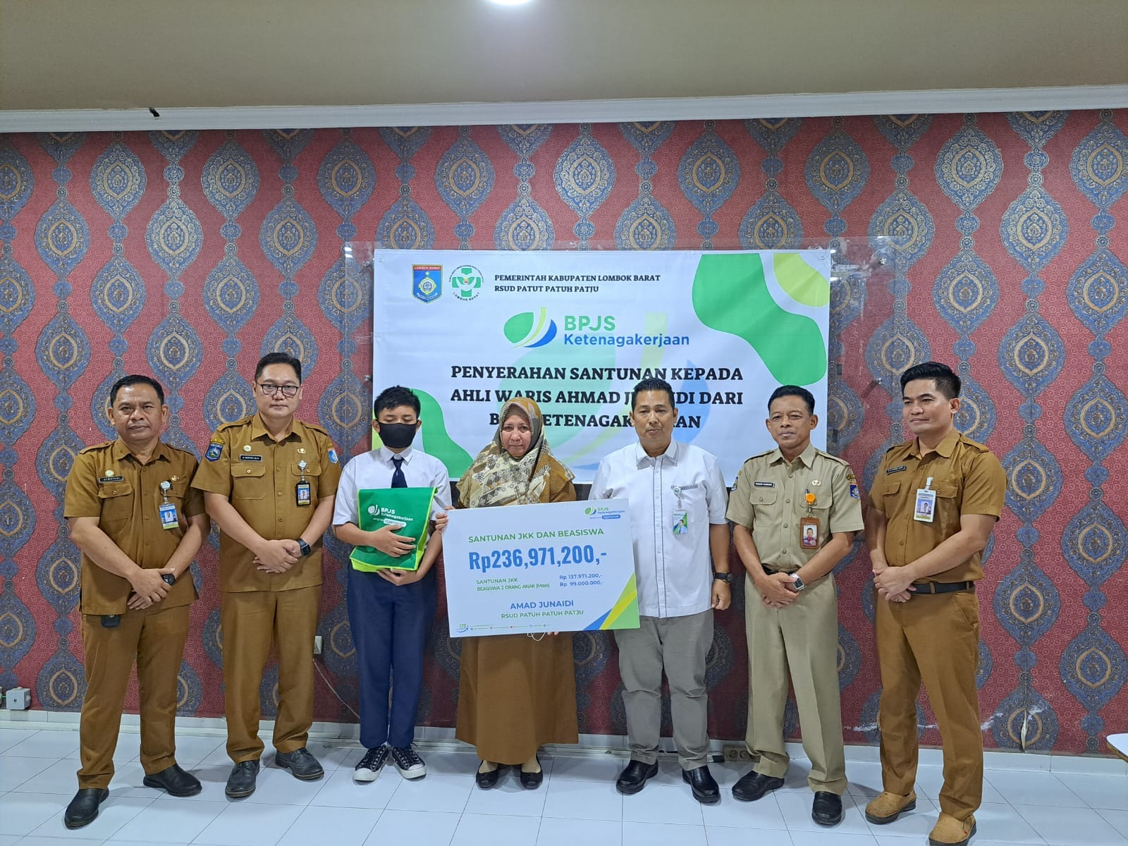 SERAHKAN SANTUNAN: Kepala BPJS Ketenagakerjaan (BPJamsostek) NTB Boby Foriawan bersama ahli waris penerima jaminan sosial ketenagakerjaan di Lobar