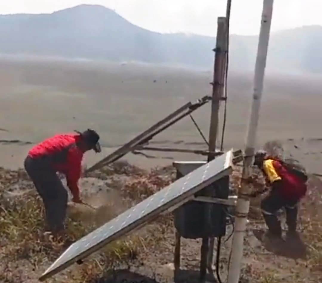 Beberapa petugas terlihat masih menangani dampak kebakaran Savana Gunung Bromo, Kamis (7/9).