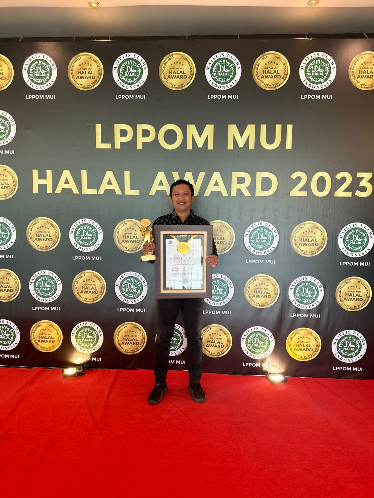 SELAMAT: Muslehudin, pemilik Sate Rembiga Goyang Lidah peraih halal award 2023.