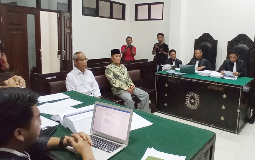 BERSAKSI: Mantan Bupati Lotim HM Ali Bin Dachlan (berpeci) bersama mantan Kepala Dinas ESDM Lotim Pramadi bersaksi di Pengadilan Tipikor Mataram, Kamis (7/9).
