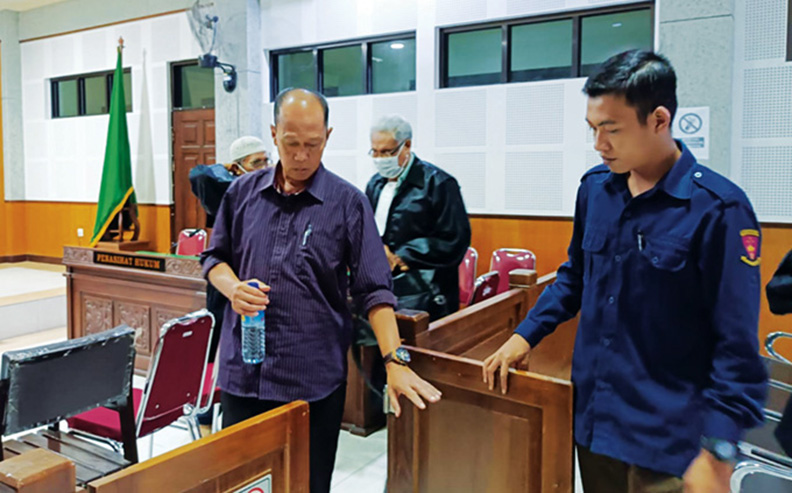 Terdakwa dr. Muzakir Langkir (kiri) usai menjalani sidang di Pengadilan Tipikor Mataram, beberapa waktu lalu.