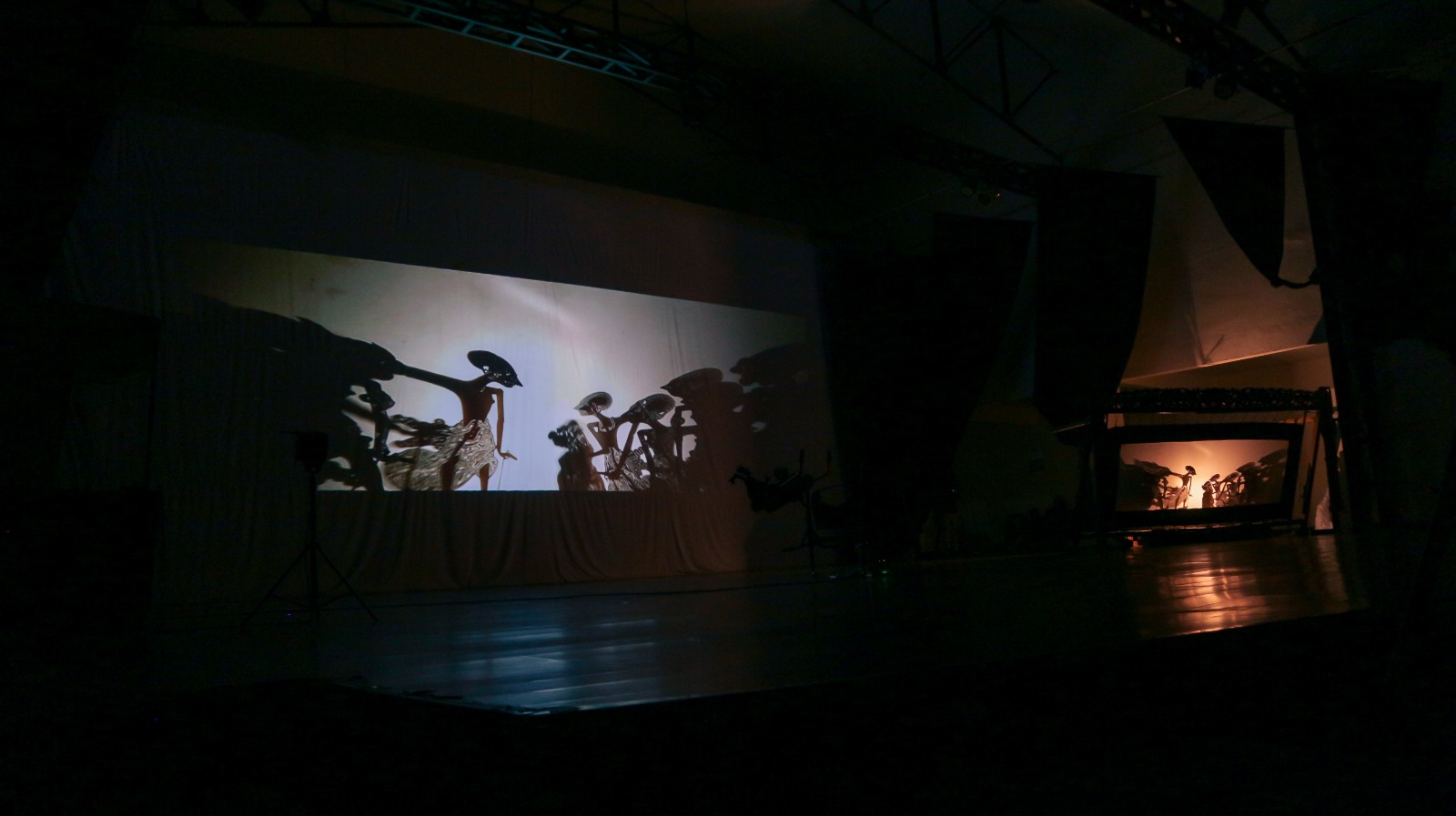 PERTUNJUKAN WAYANG SASAK: Wayang sasak tampil di layar lebar berukuran 10x5 meter di Teater Tertutup Taman Budaya NTB.
