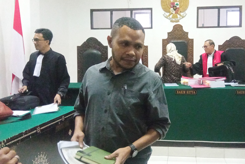 SIDANG: Terdakwa Rinus Adam Wakum usai menjalani siding di Pengadilan Tipikor Mataram, Kamis (7/9).