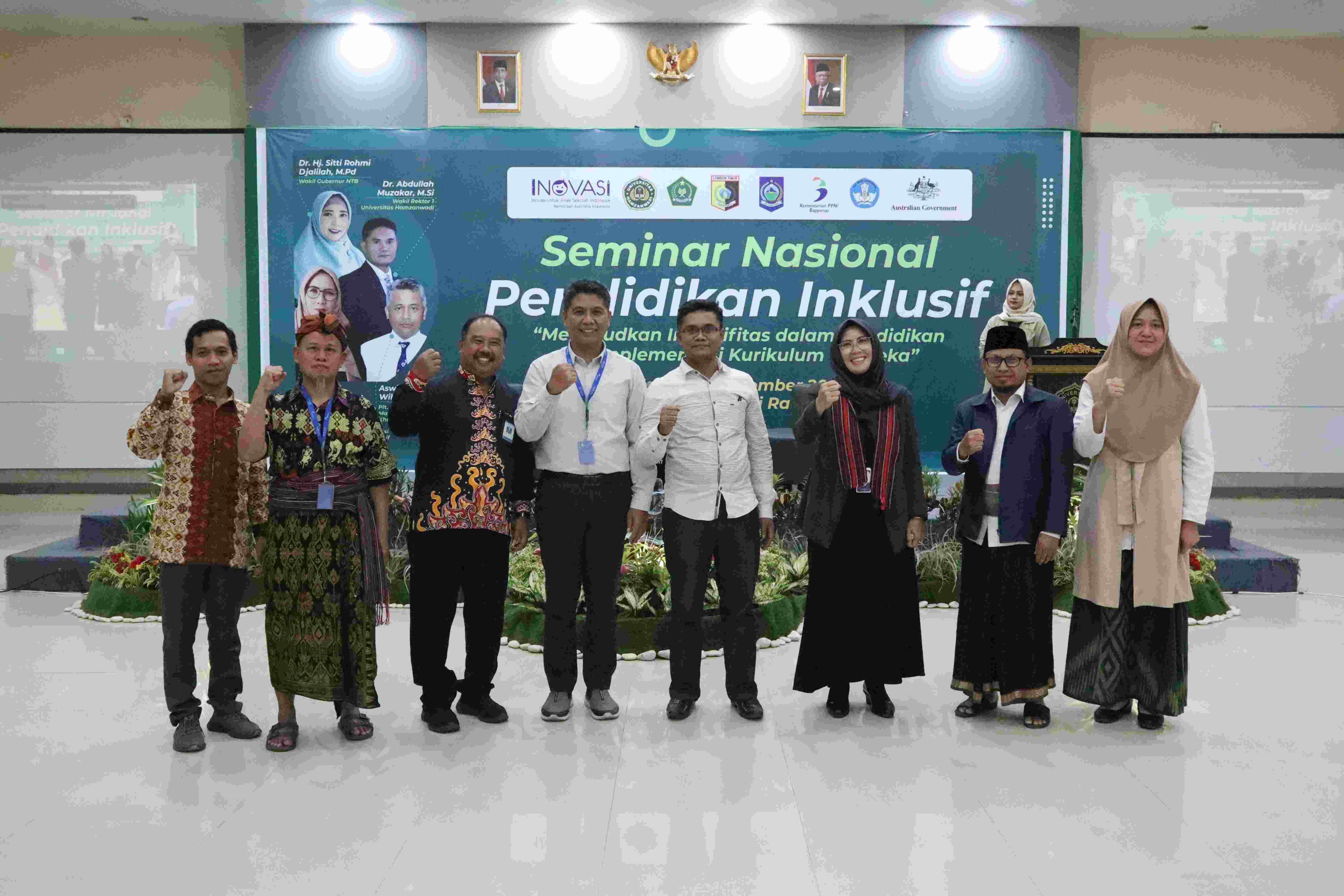 SEMINAR NASIONAL: Universitas Hamzanwadi bersama Dinas Pendidikan dan Kebudayaan Lombok Timur dan Inovasi NTB berfoto bersama dalam kegiatan Seminar Nasional di Auditorium Siti Rauhun ZAM.