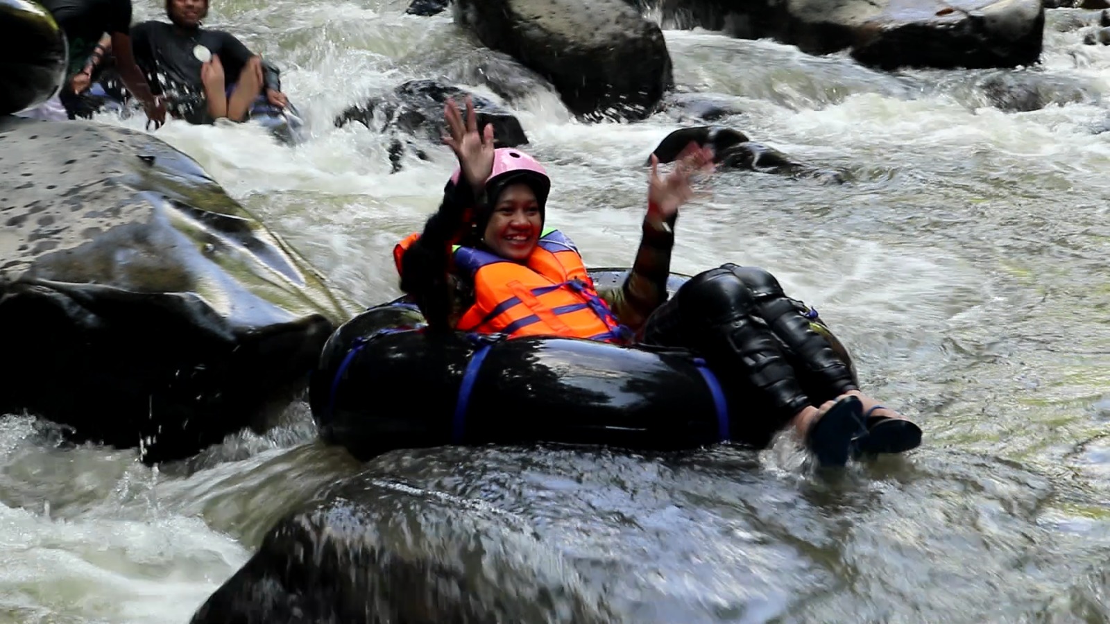 UJI KEBERANIAN: Wisatawan bermain wisata tubing di Dusun Selakan, Desa Sintung, Kecamatan Pringgarata, Loteng belum lama ini.