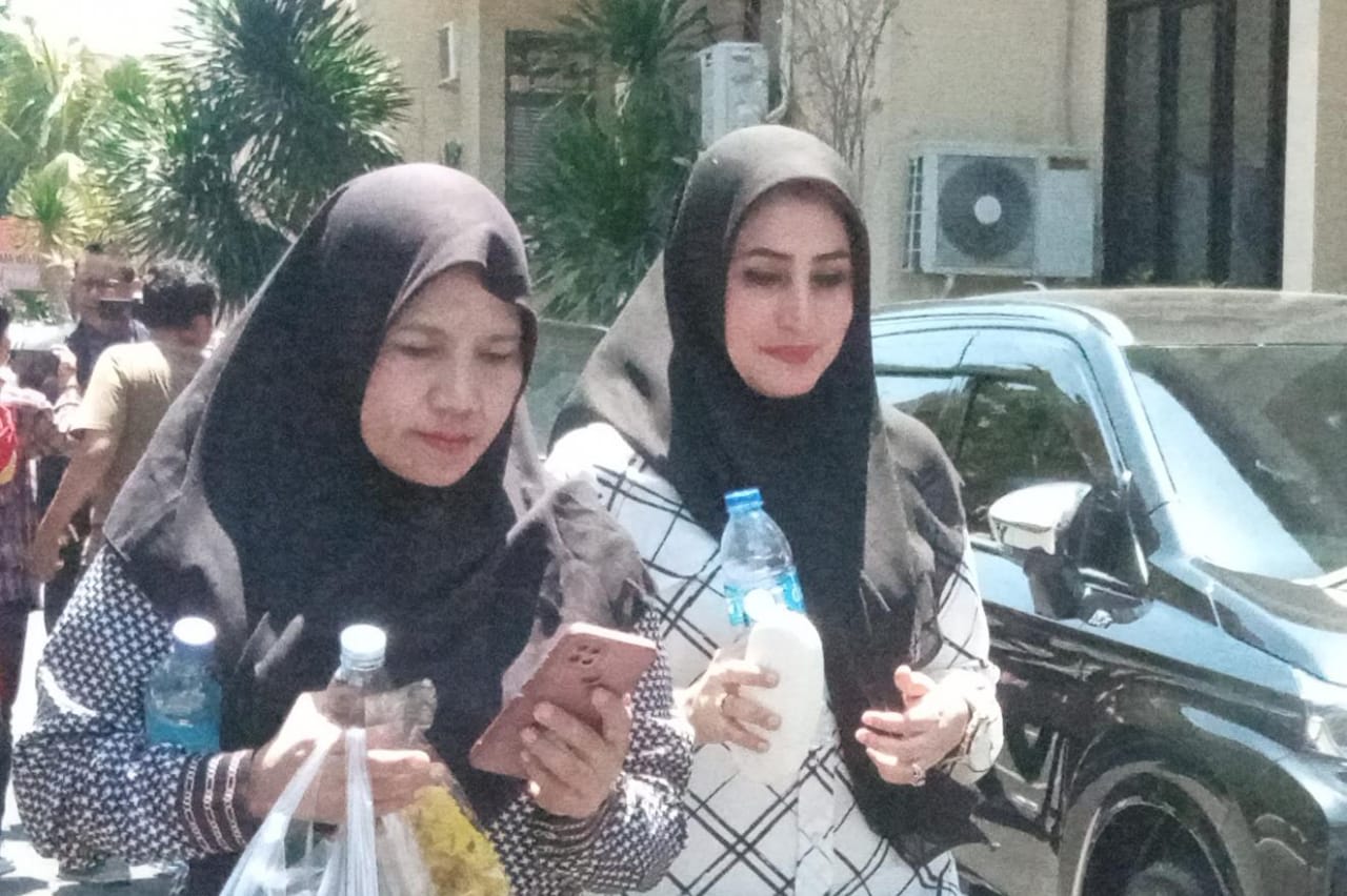 PENUHI PANGGILAN KPK: Istri Wali Kota Bima Muhammad Luthfi yakni Ellya mendatangi Mapolda NTB kemarin untuk memberikan keterangan kepada penyidik KPK.