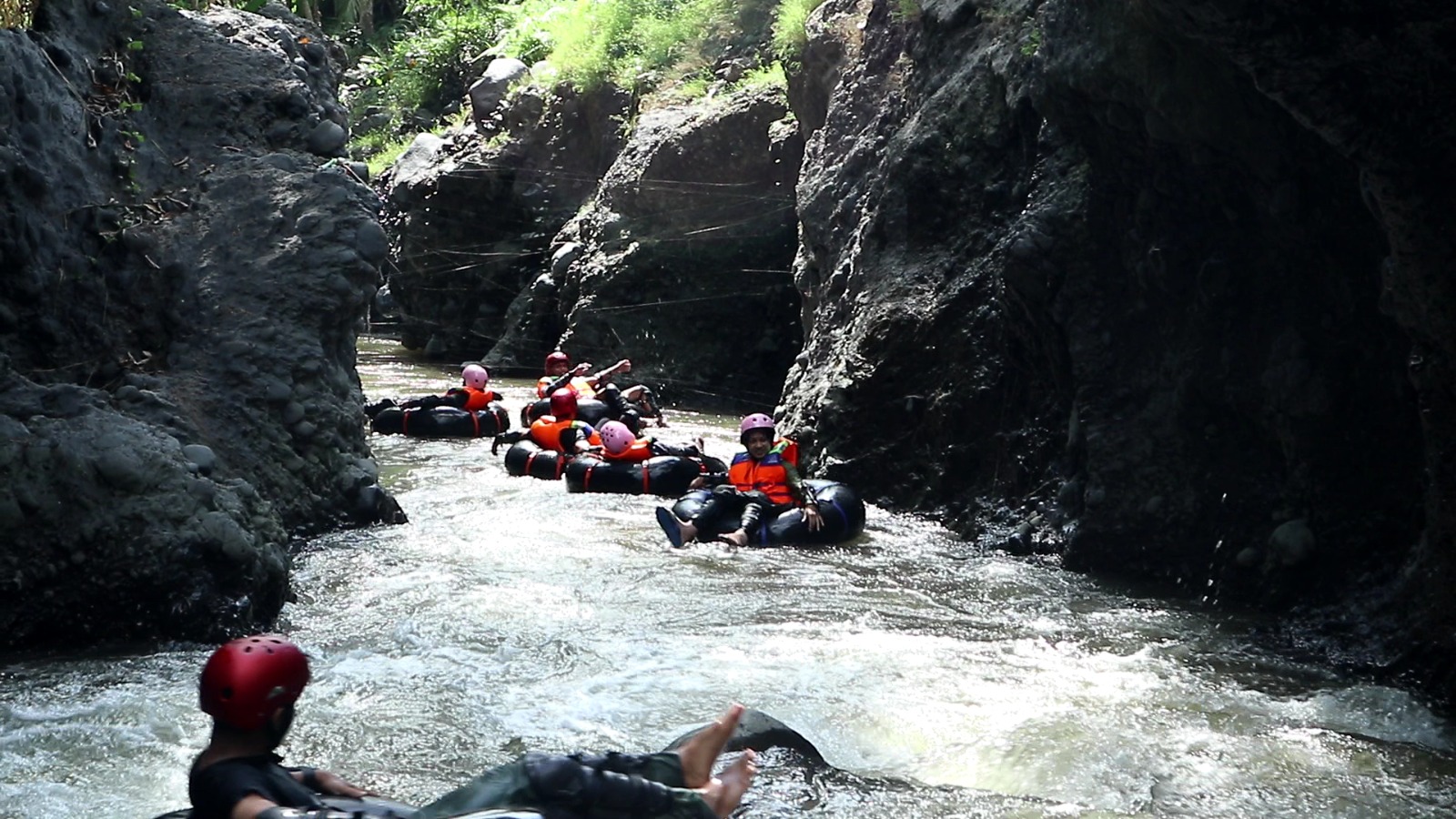 PACU ADRENALIN: Sejumlah wisatawan lokal dari Kota Mataram menjajal trek river tubing sepanjang 2,4 kilometer di Dusun Selakan, Desa Sintung, Kecamatan Pringgarata, Loteng, belum lama ini.