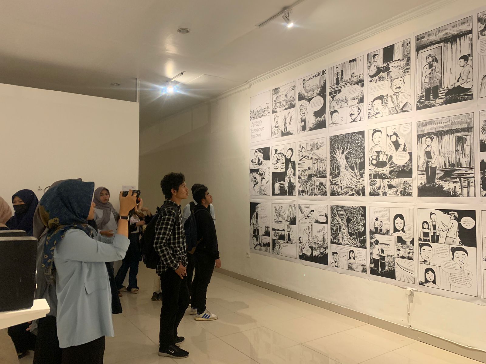 Pengunjung sedang menikmati karya seni pada Festival Komunitas Seni Media (FKSM) di Taman Budaya NTB, kemarin (8/9).