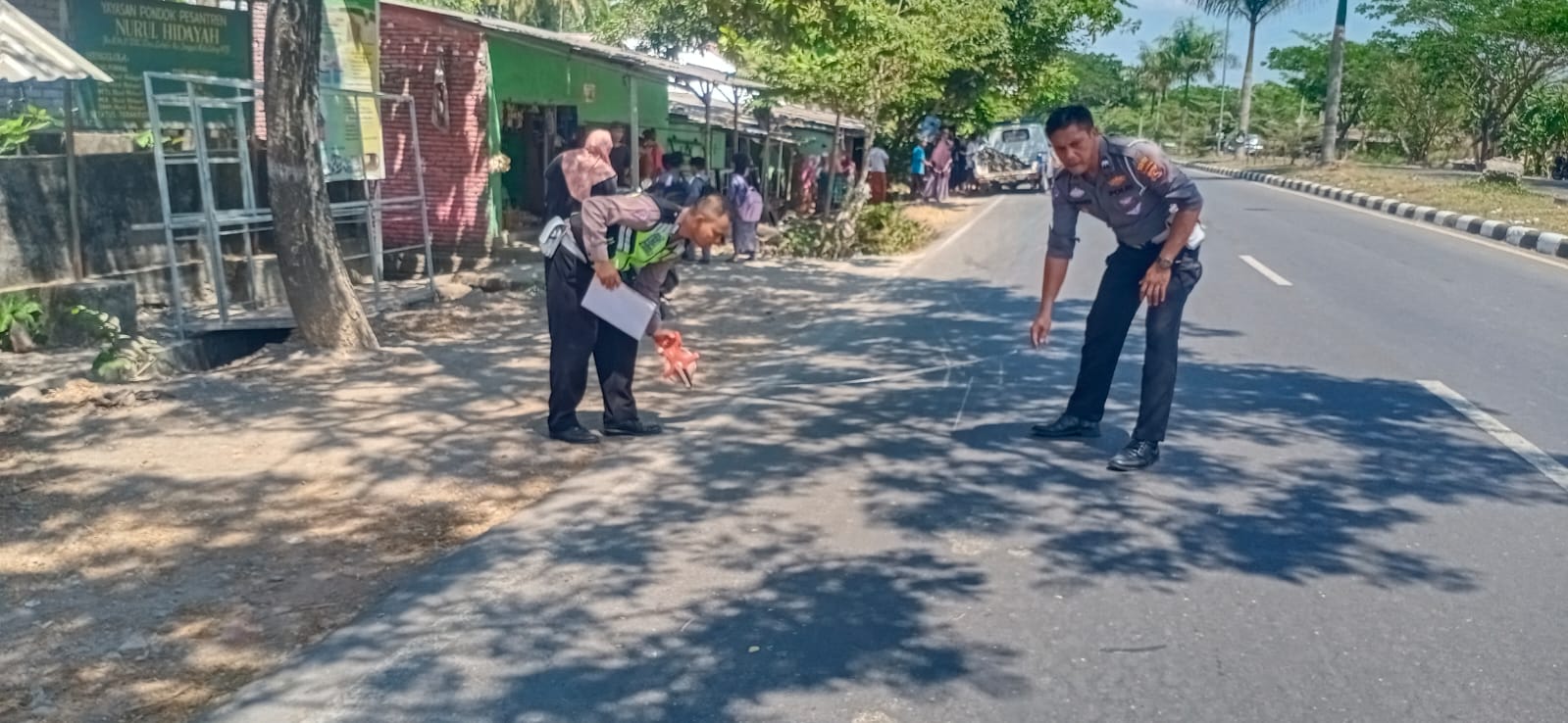 OLAH TKP: Petugas kepolisian sedang olah TKP kecelakaan lalu lintas yang melibatkan mobil yang ditumpangi istri Gubernur NTB di Desa Labulia, Kecamatan Jonggat, Loteng, Sabtu (9/9).