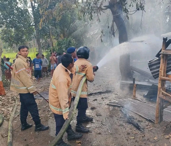 SERING TERJADI: Petugas Dinas Damkar Lobar memadamkan api dalam sebuah kejadian kebakaran di Desa Tempos, Kecamatan Gerung belum lama ini.