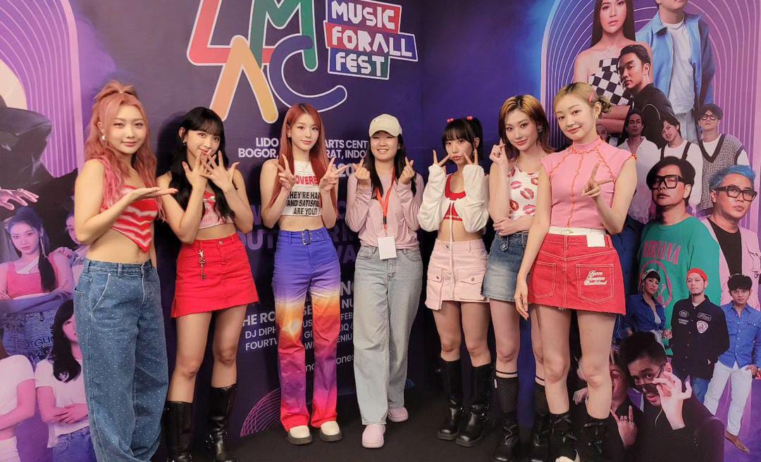 Girl Group Korea Selatan Secret Number berfoto bersama panitia saat berada di backstage  LMAC For All Fest di Bogor, Jumat (8/9)