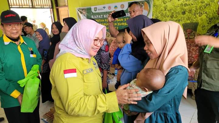 TEKAN STUNTING: Wabup Sumbawa Dewi Noviany roadshow penurunan angka stunting di Kecamatan Orong Telu, Sumbawa.&nbsp;