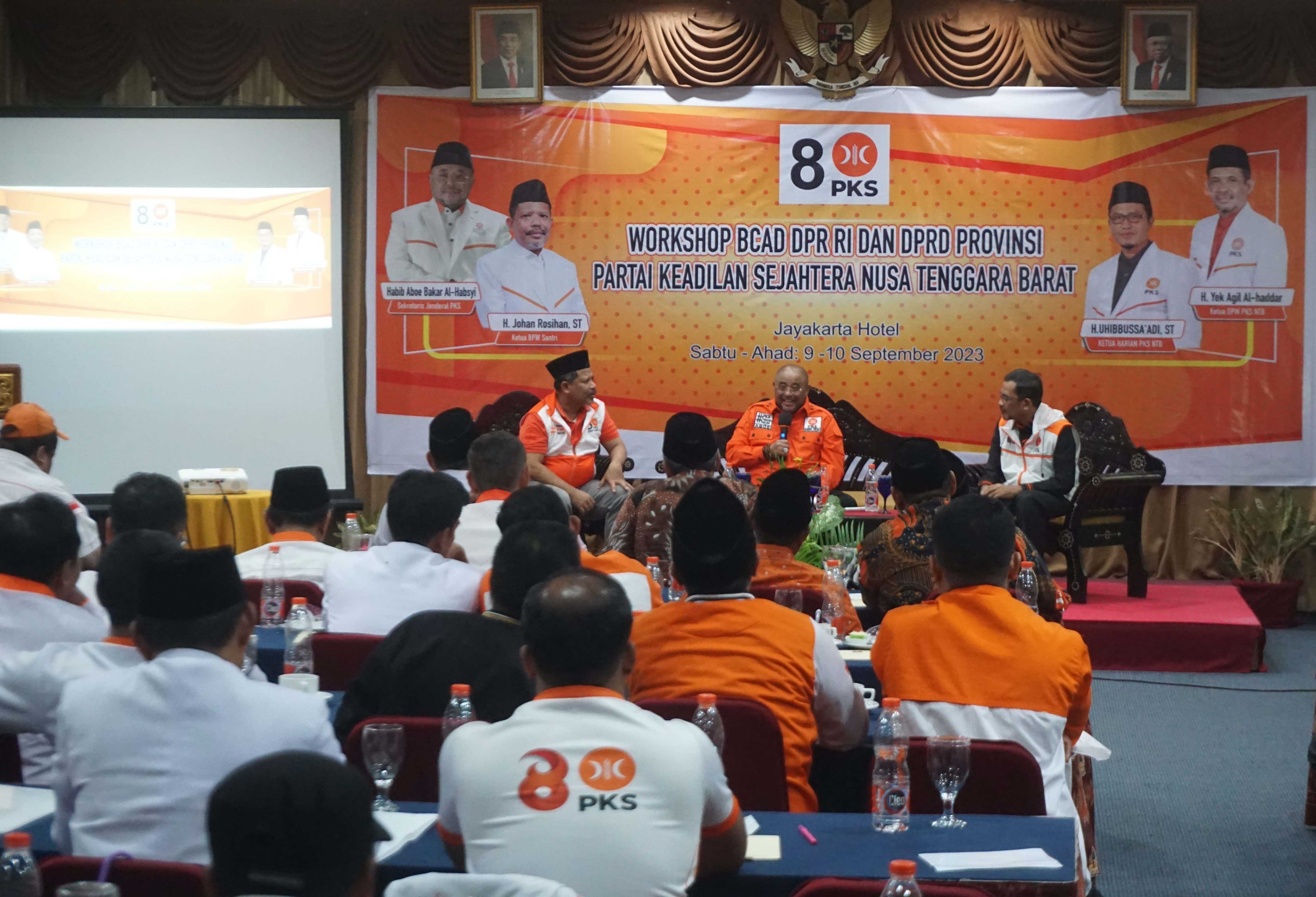 SEKJEN PKS: Sekjen Habib Aboe Bakar Alhabsyi didampingi Ketua DPW PKS NTB Yek Agil (kanan) dan Ketua BPW Santri PKS Johan Rosihan (kiri) di Hotel Jayakarta, Lombok (9/9)