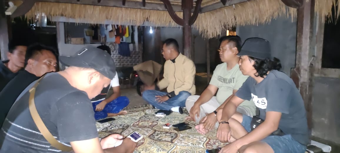 SEPAKAT DAMAI: Jajaran Polsek Kawasan Mandalika gelar pulbaket dengan pihak terkait untuk membuat klarifikasi terkait viralnya video warga hadang mobil online di Kuta, Mandalika pada Jumat (8/9).