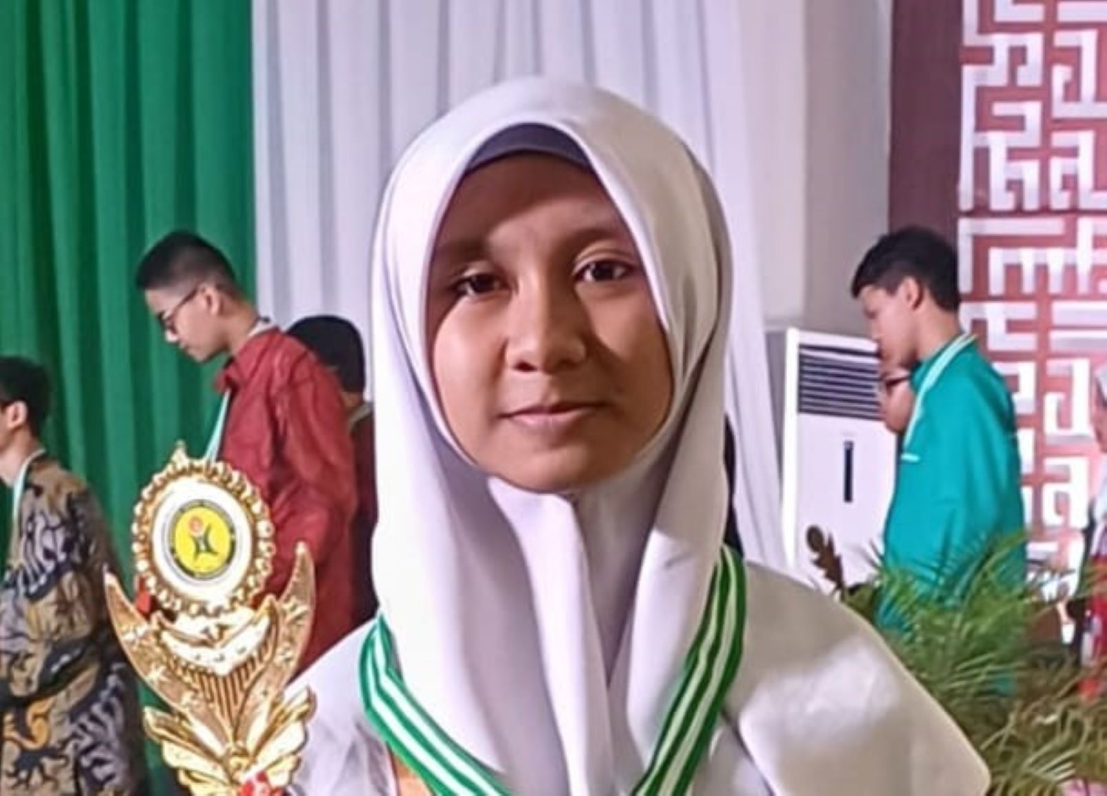 MEMBANGGAKAN: Siswi MTsN 1 Mataram Naura Yasani menunjukkan medali dan piala yang diraihnya pada ajang KSM tingkat nasional di Kendari, Sulawesi Tenggara, belum lama ini.