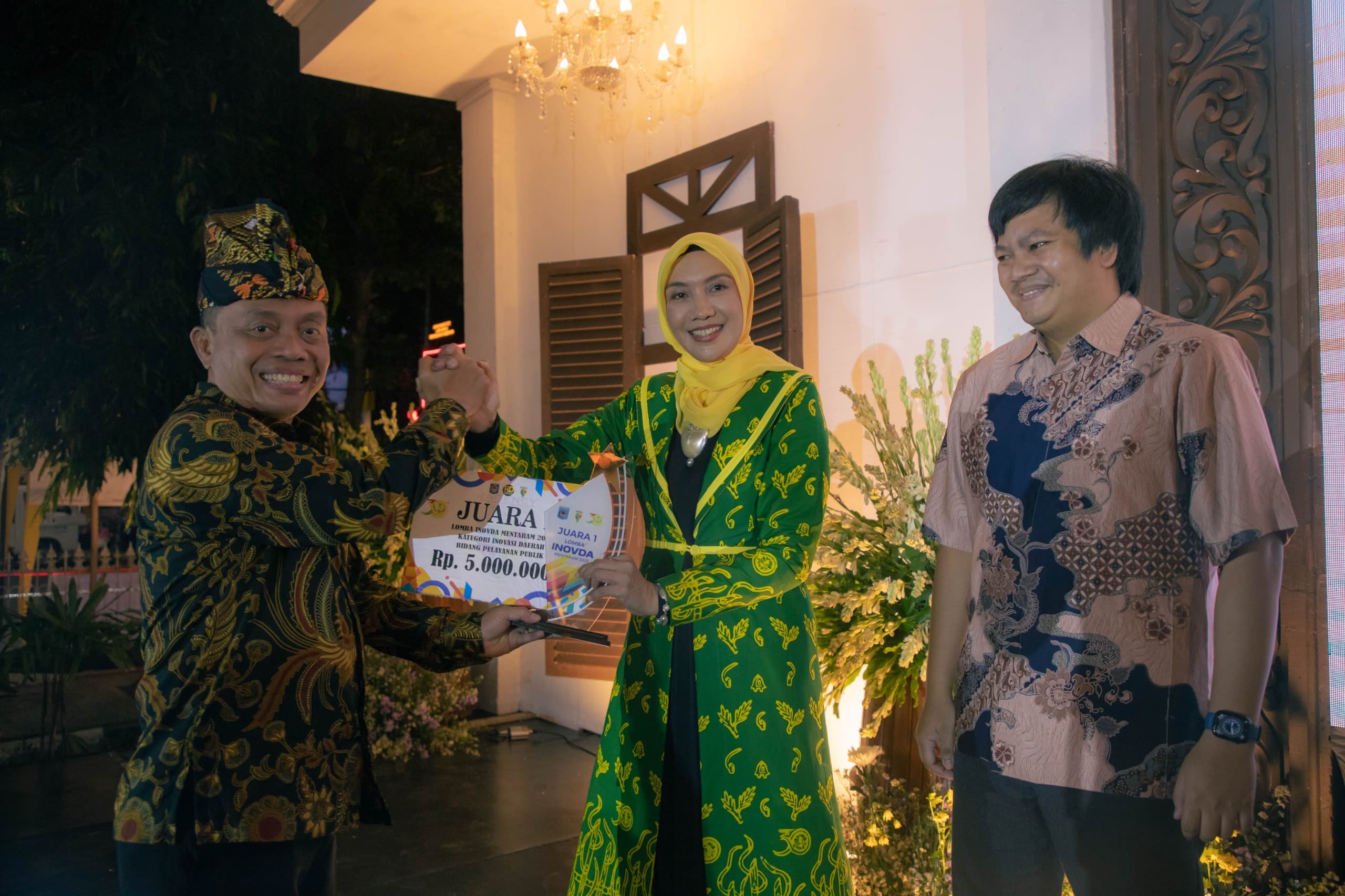 BORONG JUARA: Direktur RSUD Kota Mararam dr. Hj Eka Nurhayati saat menerima penghargaan juara dalam ajang Inovasi Daerah Kota Mataram, beberapa waktu lalu.