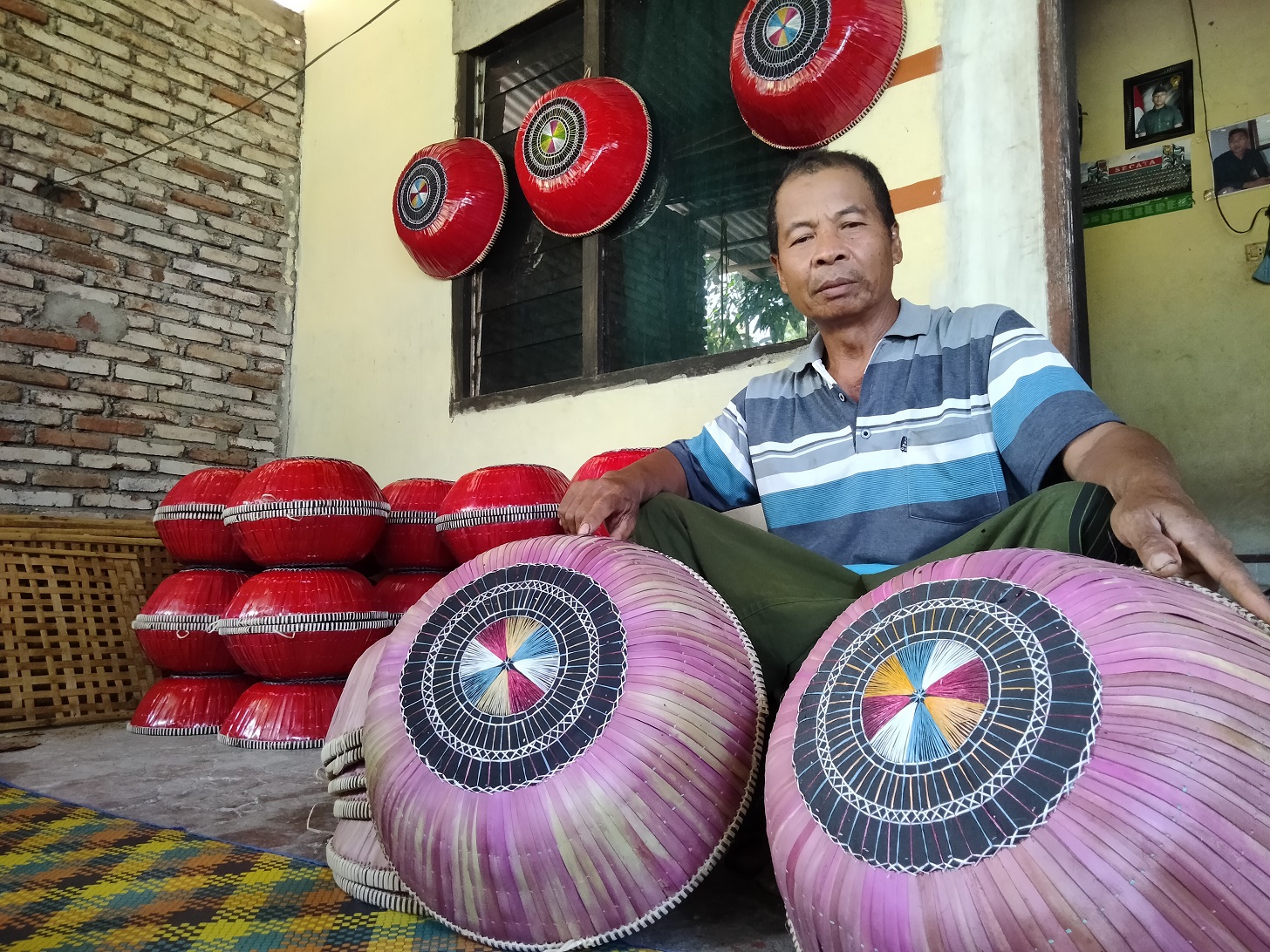 MASIH EKSIS: Perajin tembolak Nasir menunjukkan tudung saji khas Suku Sasak hasil kreasinya di Desa Peresak, Lombok Timur, pekan lalu.