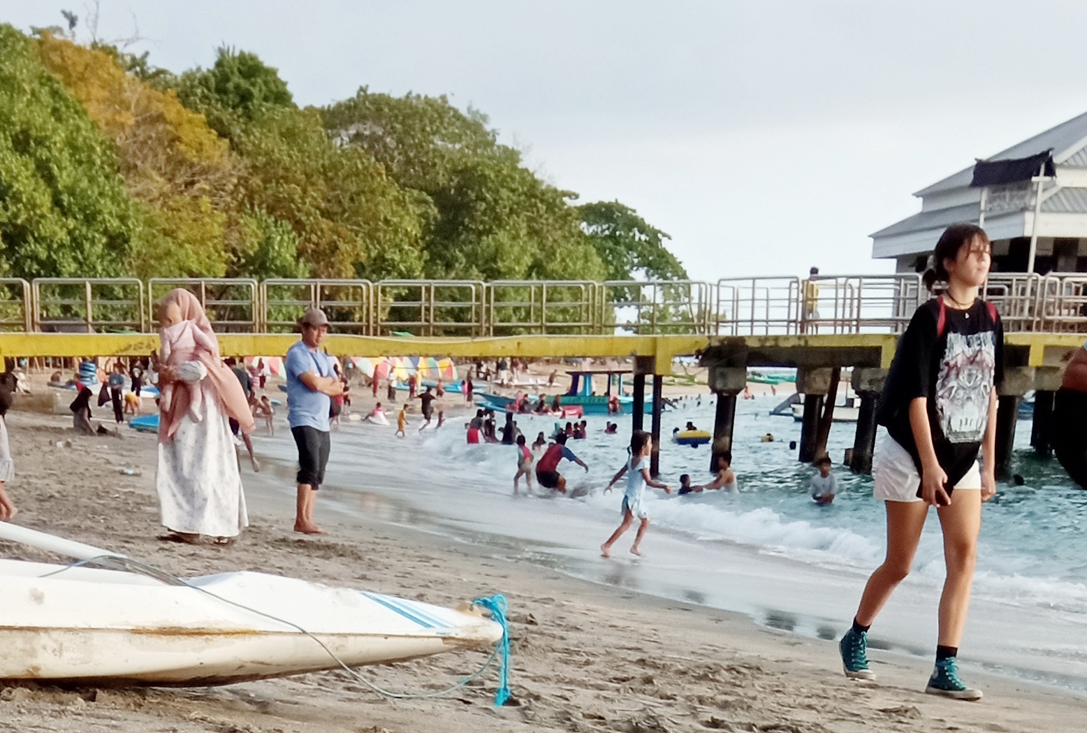 HARUS DIBIKIN NYAMAN: Wisatawan mulai ramai datang ke Senggigi beberapa bulan terakhir. Polsek Batulayar meningkatkan pengamanan untuk memberikan kenyamanan bagi wisatawan.