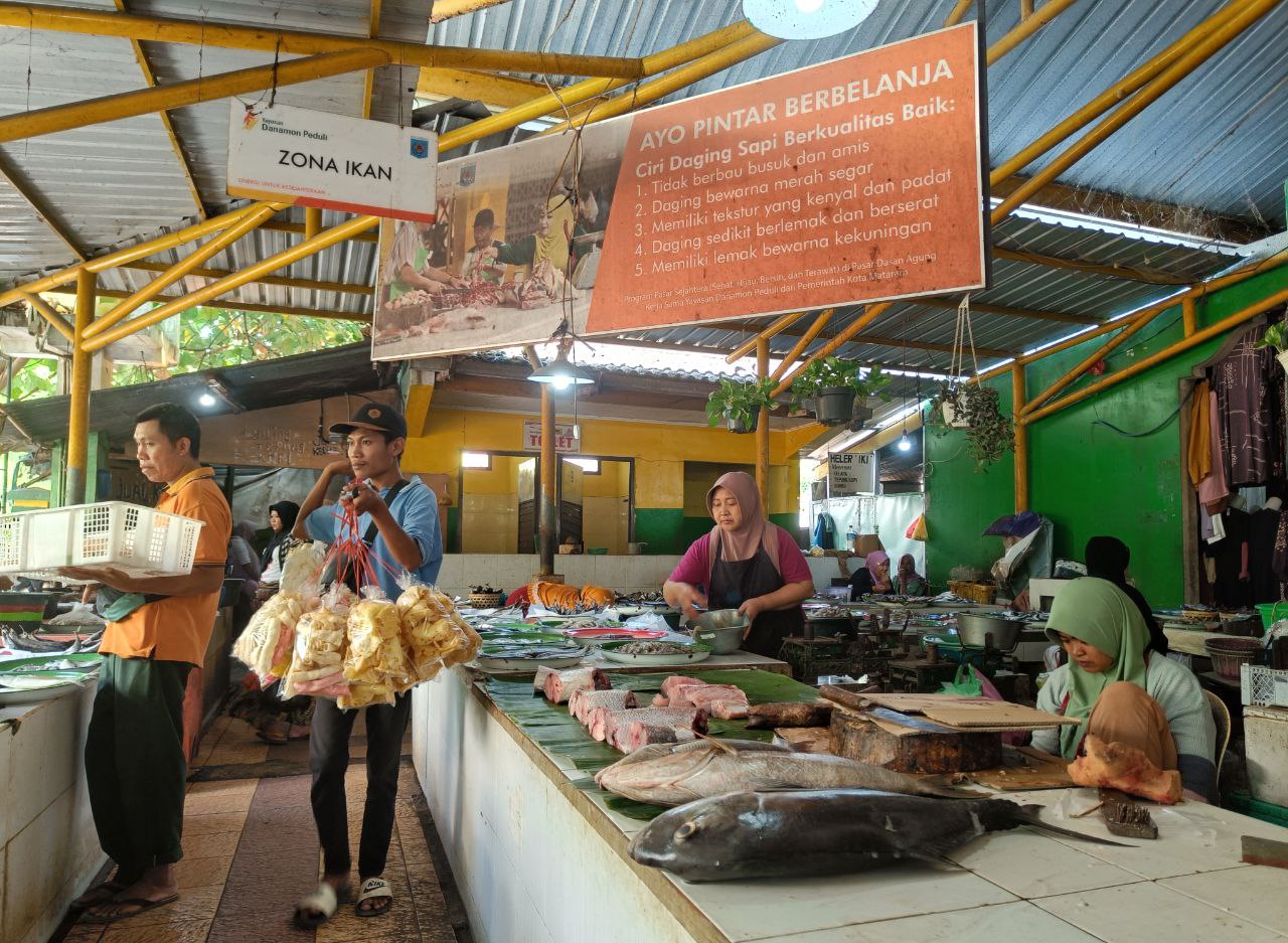 Los ikan di pasar Dasan Agung, Kota Mataram