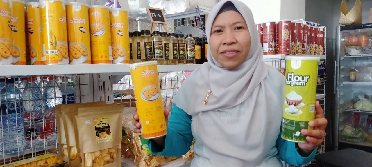 Owner Yant Sorgum Nur Rahmi Yanti melihatkan beberapa hasil produknya di Gallery Yant Sorgum Ampenan, Kota Mataram.