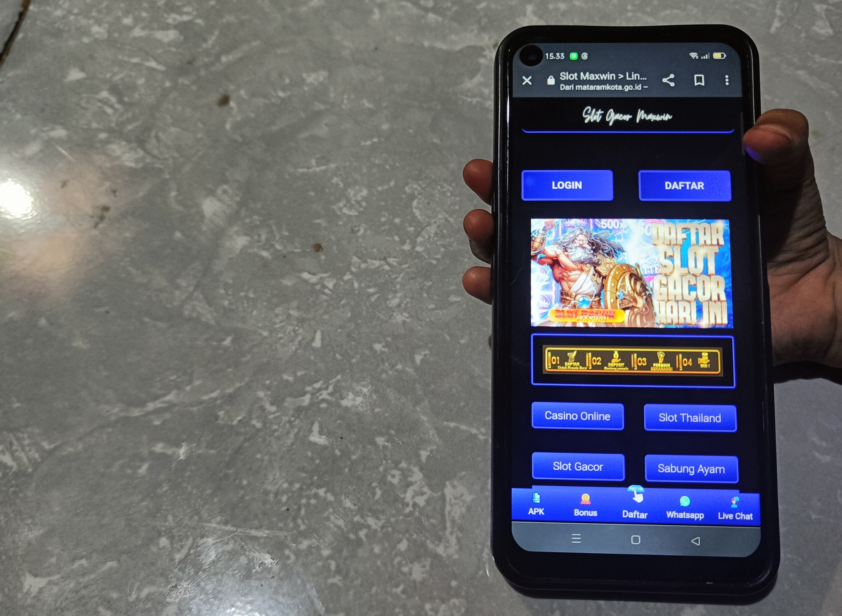 RACUN BANGSA: Seorang warga memantau situs DPRD Kota Mataram yang diretas judi online, kemarin (10/9).