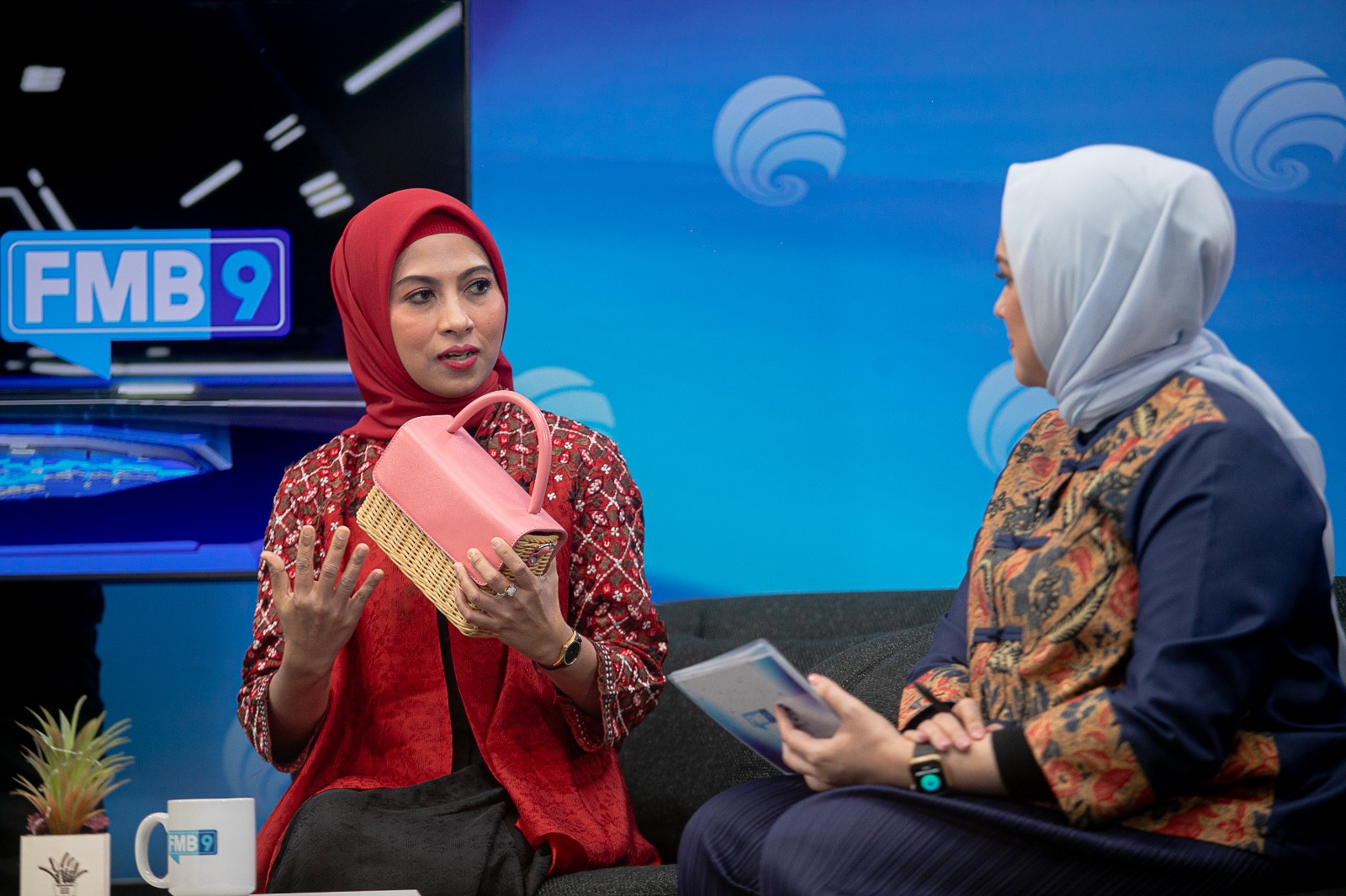 Ketua Bidang Manajemen Usaha Dewan Kerajinan Nasional (Dekranas) Sri Suparni Bahlil saat memamerkan produk kriya.
