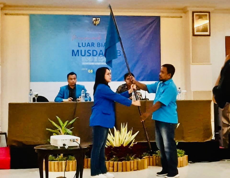 DOBEL KEPENGURUSAN: Ketua DPD KNPI Lobar Khaerunnisa (kiri) menerima bendera KNPI dari Ketua DPD I KNPI NTB, Jum