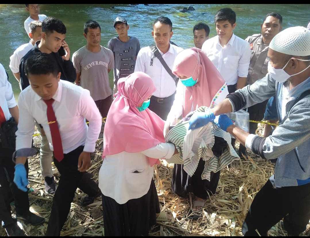 DIDUGA HASIL HUBUNGAN GELAP: Jasad bayi yang ditemukan di pinggir sungai Kota Taliwang, KSB, Senin (11/9/23).