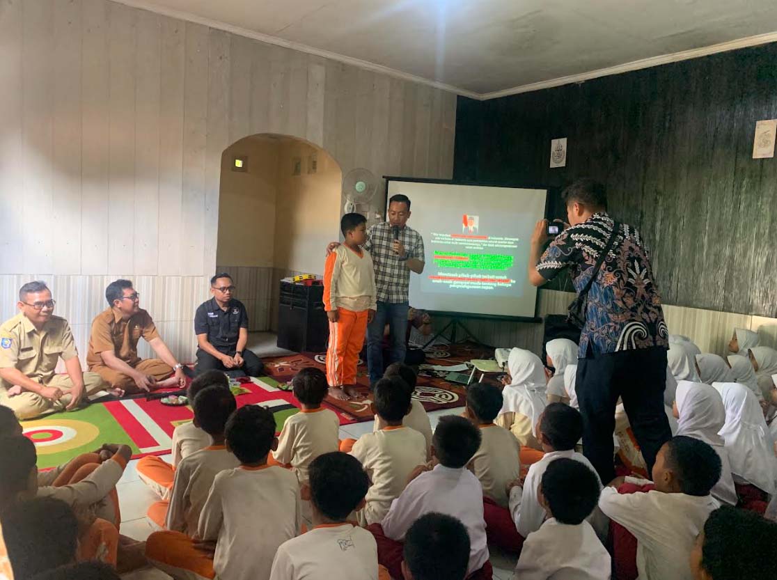 Kelurahan Abian Tubuh Baru bersama Kasat Narkoba Polresta Mataram sedang mensosialisasikan bahaya barkoba di SDN 42 Cakranegara, Selasa (12/9/23).