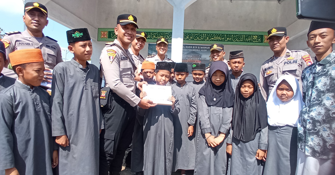 PENGAYOM MASYARAKAT: Siswa SIP Angkatan 52 Tahun 2023  Polsek Lingsar membagikan Alquran kepada murid madrasah di Desa Gontoran, Kecamatan Lingsar, Lombok Barat, Selasa (12/9).