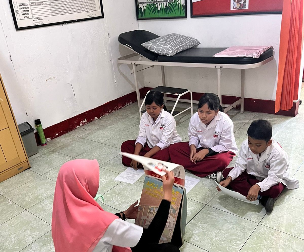 SEKOLAH SEHAT: Seorang guru memberikan pembinaan kepada murid terkait sekolah sehat di Ruang UKS SDN 19 Cakranegara, belum lama ini.