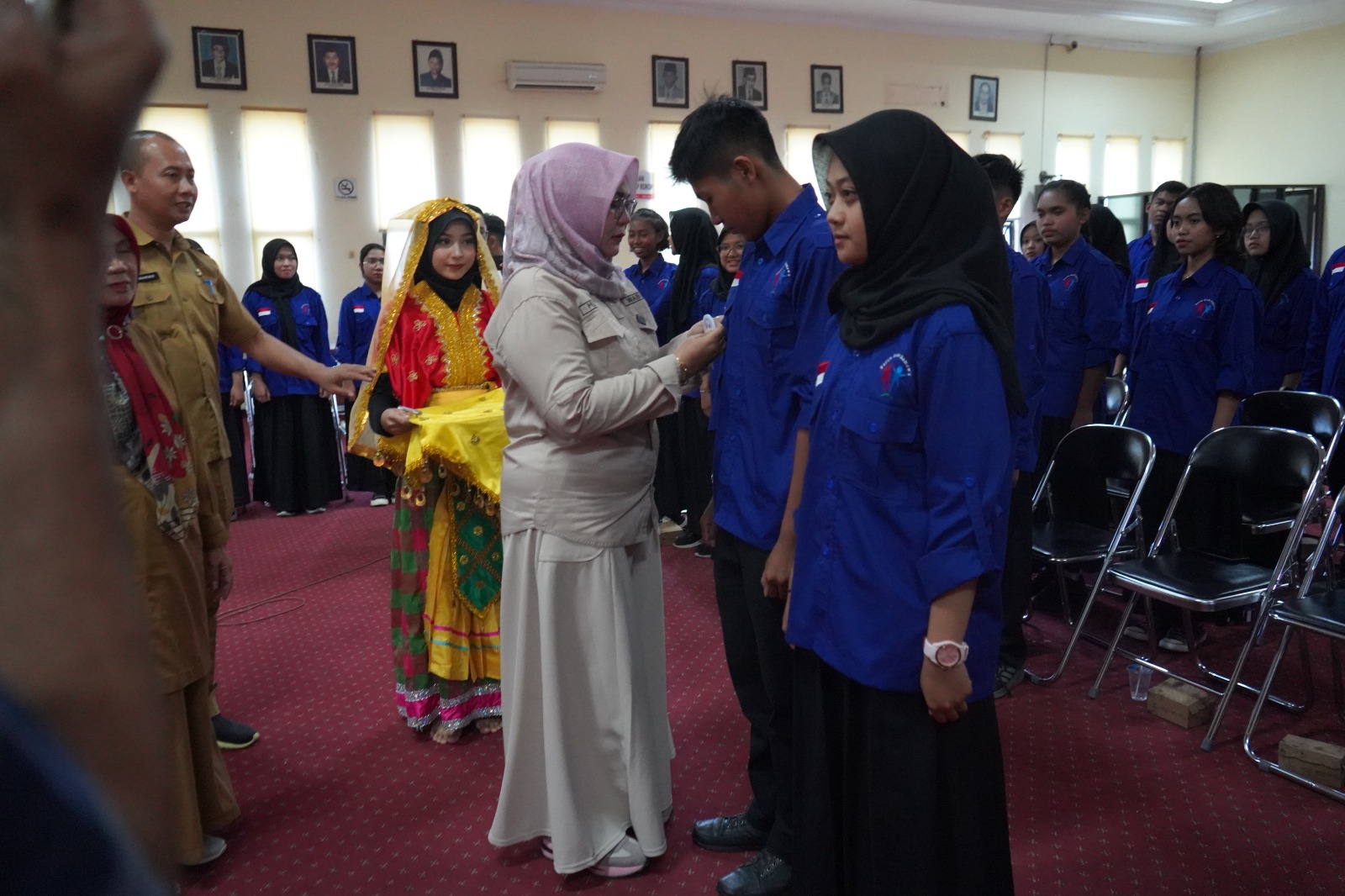 KUKUHKAN: Wabup Sumbawa Hj Dewi Noviany mengukuhkan pengurus Forum Anak Samawa, Selasa (12/9/23).