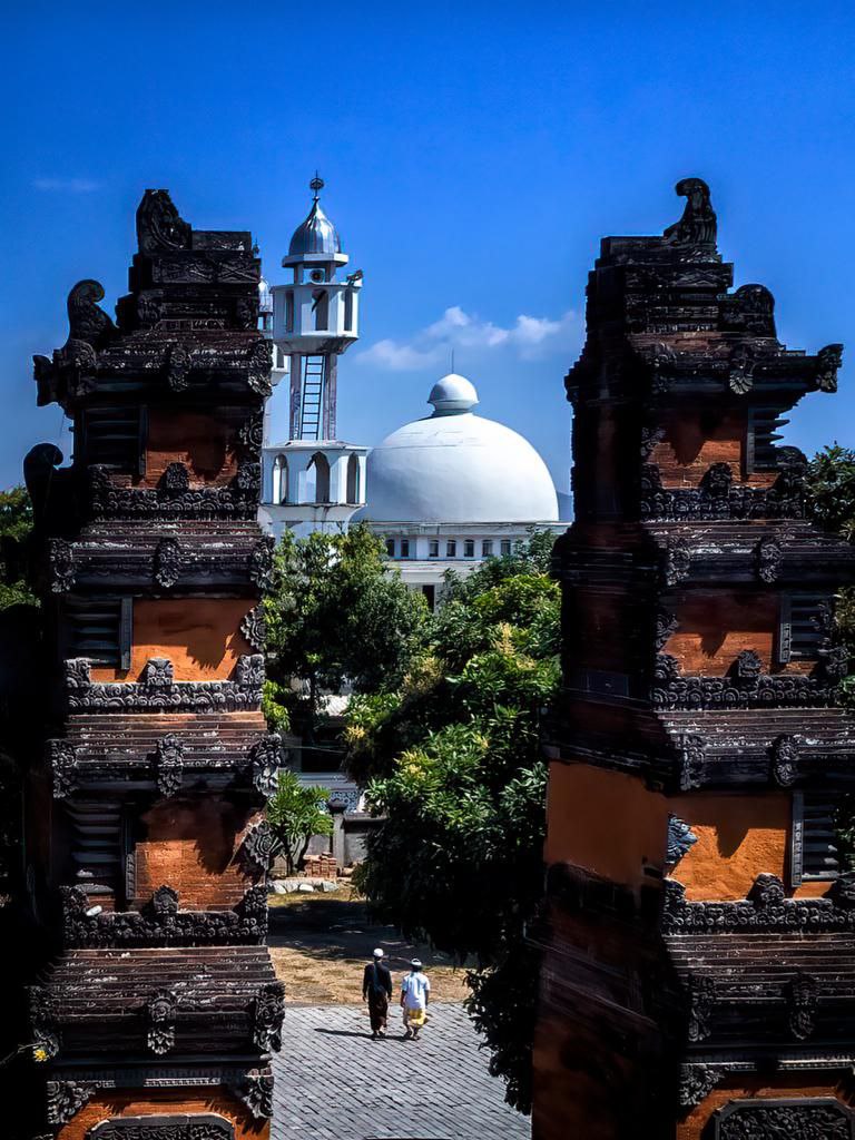 Masjid dan Pura berada di posisi berdampingan.