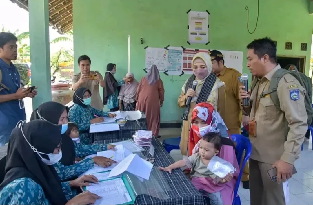 Wagub NTB Sitti Rohmi Djalilah saat meninjau Posyandu Keluarga di Lombok Tengah. (Diskominfo NTB untuk Lombok Post)