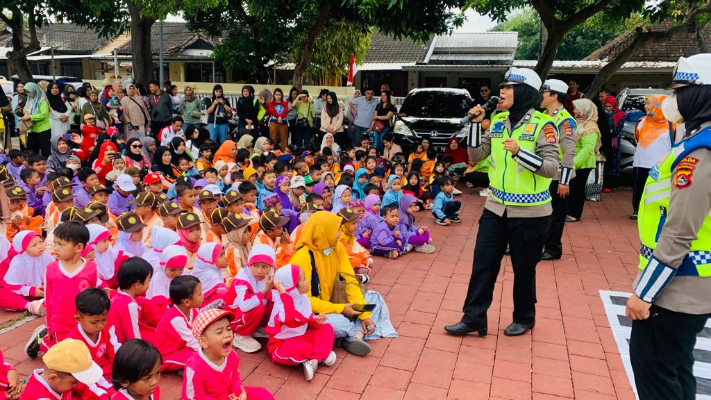 Tim Dikmas Ditlantas Polda NTB memberikan edukasi pada murid TK dan PAUD.