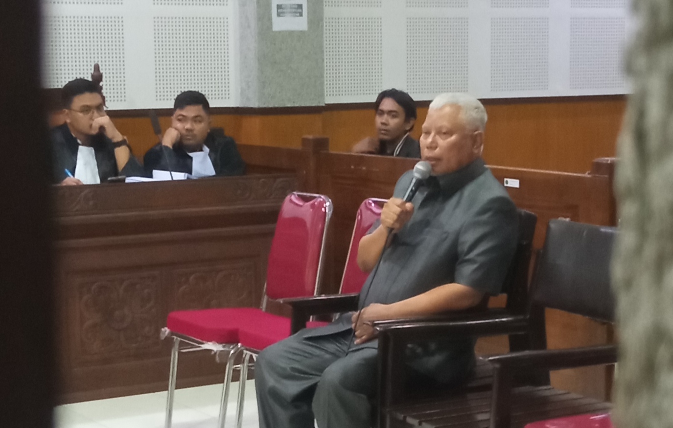 Bupati Lotim HM Sukiman Azmy bersaksi dalam sidang perkara korupsi tambang pasir besi di Pengadilan Tipikor Mataram,  Kamis (14/9).