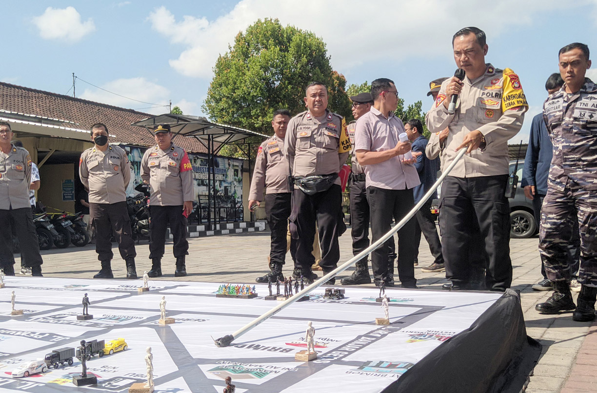 Kabagops Polresta Mataram Kompol I Gede Sumadra Kerthiawan memimpin tactical floor game pengamanan Pemilu 2024.