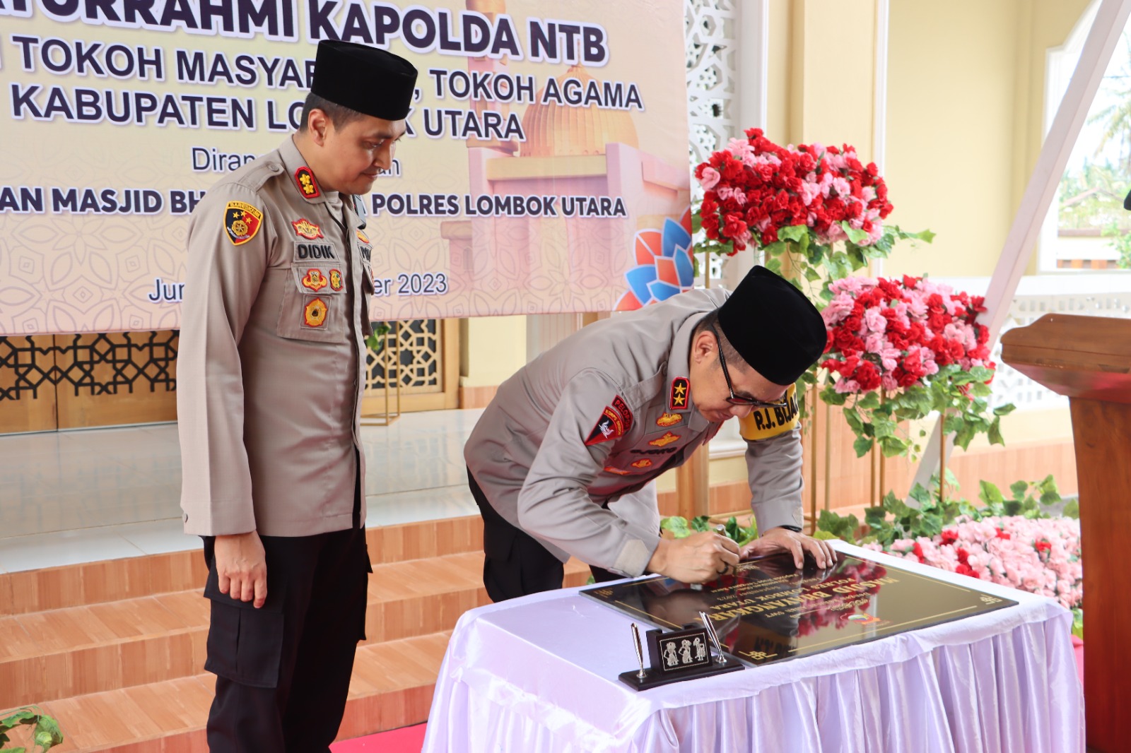 Kapolda NTB menandatangani prasasti peresmian Masjid Bhayangkara Polres Lombok Utara.