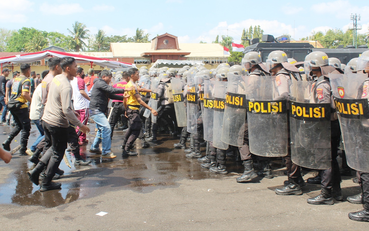 Personel gabungan TNI-Polri melakukan simulasi pengamanan Pemilu 2024 di eks Bandara Selaparang, Mataram, Jumat (15/9).