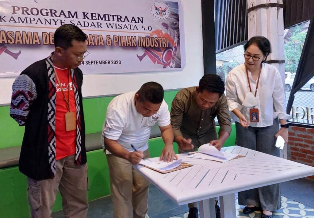 Penandatanganan MoU kerja sama pendampingan pengembangan desa wisata, beberapa hari lalu.