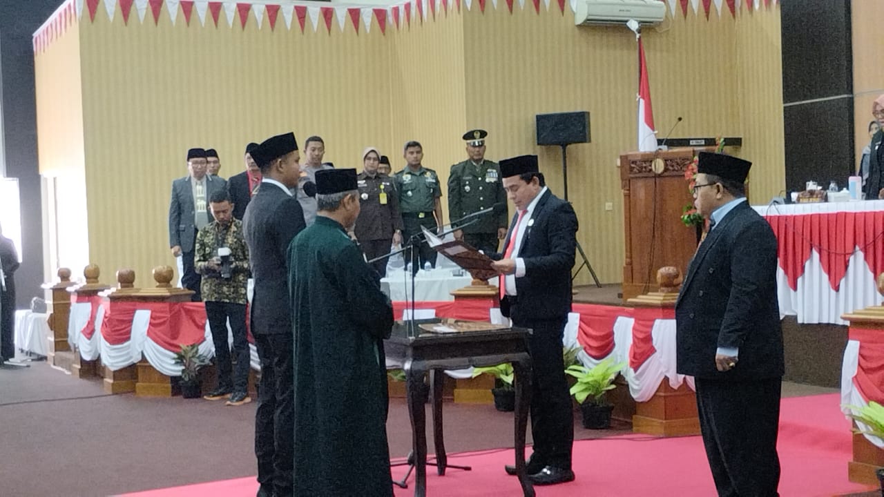 Suasana pelantikan anggota DPRD Muhammd Fauzi.