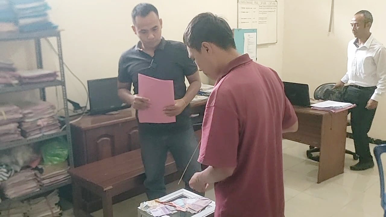 Terduga pencuri kotak amal masjid berinisial MU, 33 tahun, diinterogasi petugas Polsek Ampenan.