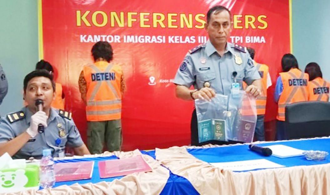 Petugas Imigrasi Kelas III Non TPI Bima menunjukkan bukti dan lima WNA asal Tiongkok dan Taiwan.