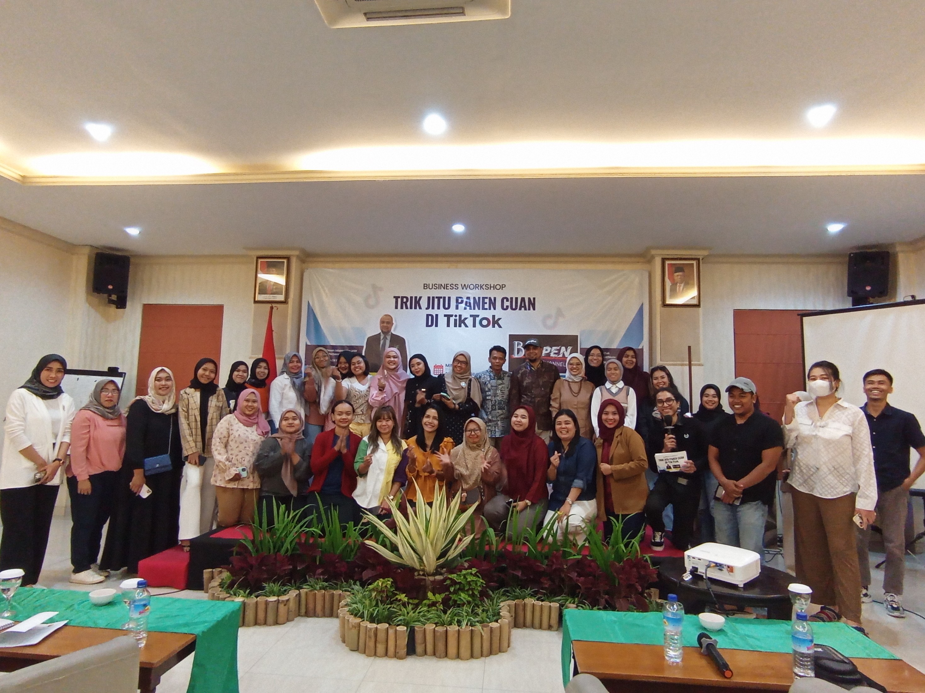 WORKSHOP BISNIS: Seluruh peserta kegiatan workshop bisnis Trik Jitu Panen Cuan di TikTok di Mataram, Minggu (17/9).
