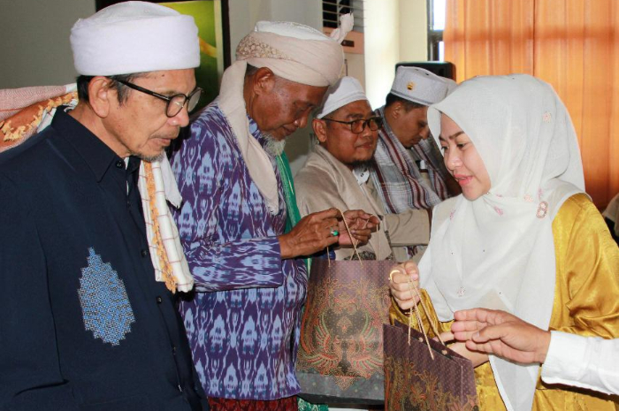 SILATURAHMI: Caleg DPRD NTB dari Partai Golkar Megawati Lestari saat bersilaturahmi dengan pimpinan ponpes di Lombok Tengah, belum lama ini.