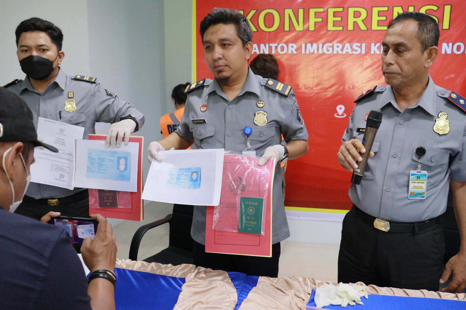 Petugas mengamankan barang bukti dari pengamanan terhadap WNA.