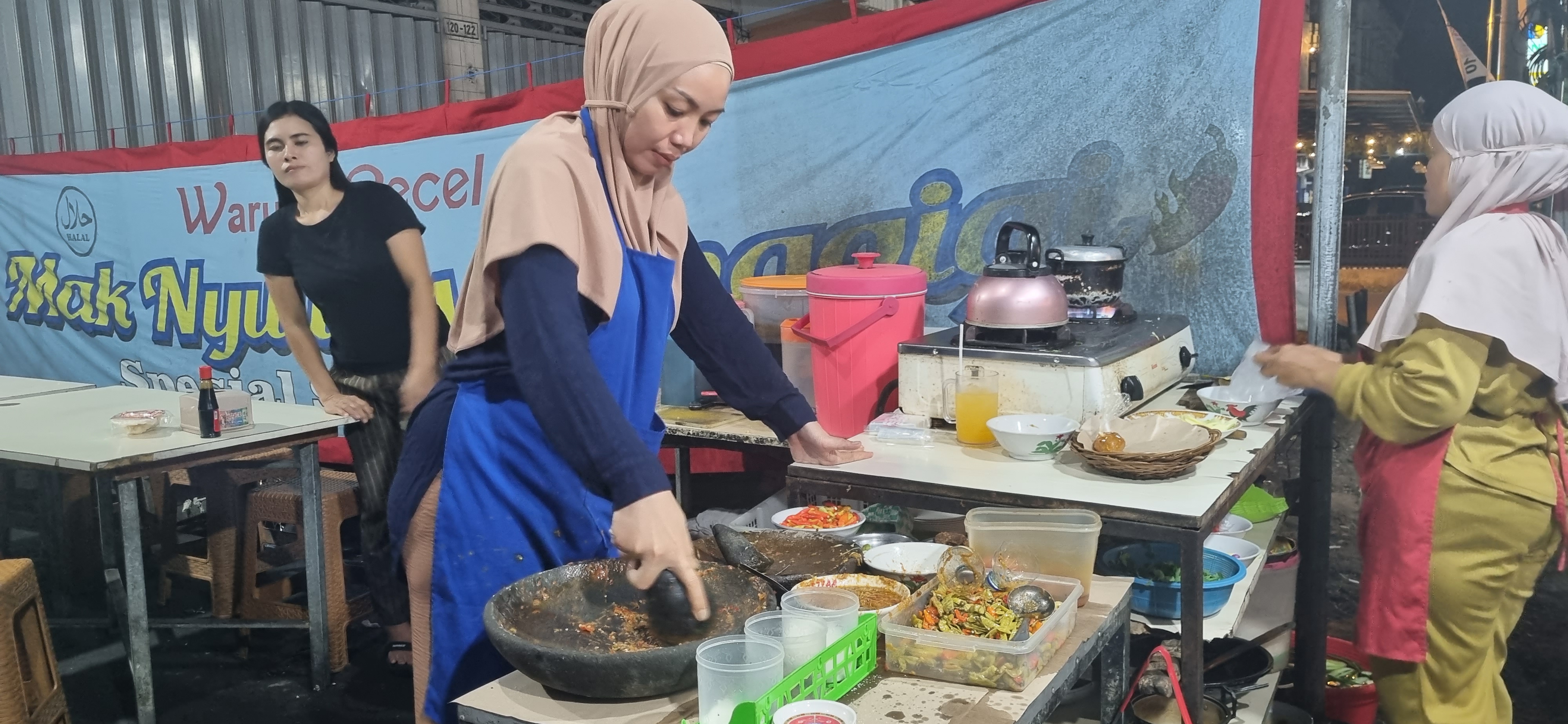 Sambalnya diulek langsung.