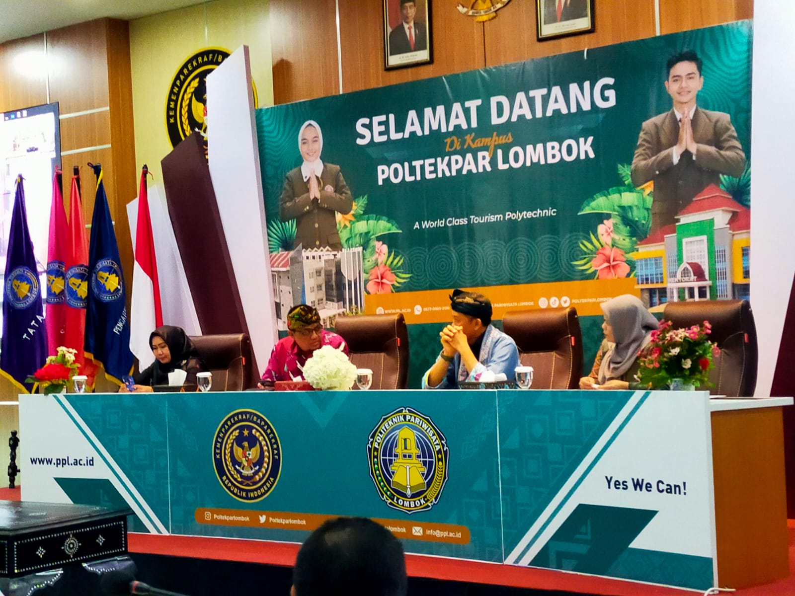 GANTI PEMIMPINAN: Ali Muhtasom (dua kiri)  mengemban tugas sebagai Direktur Poltekpar Lombok yang baru, Selasa (19/9).