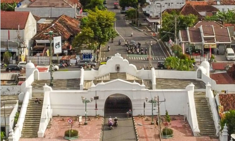 The Cosmological Axis of Yogyakarta and its Historic Landmarks atau Sumbu Kosmologis Yogyakarta dan penanda bersejarahnya, ditetapkan sebagai Warisan Budaya Dunia UNESCO.