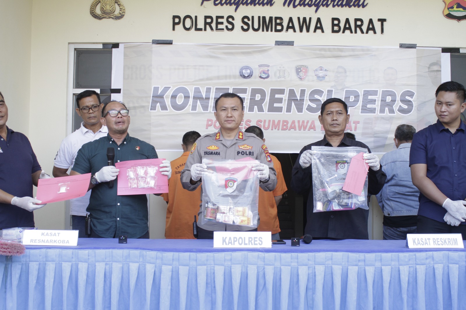 Kapolres Sumbawa Barat AKBP Yasmara Harahap (tengah) menunjukkan bukti hasil pengungkapan kasus narkoba, Selasa (19/9).
